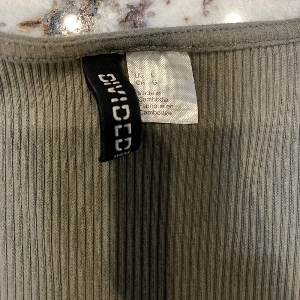 H&M crop Top - Picture 2 of 2